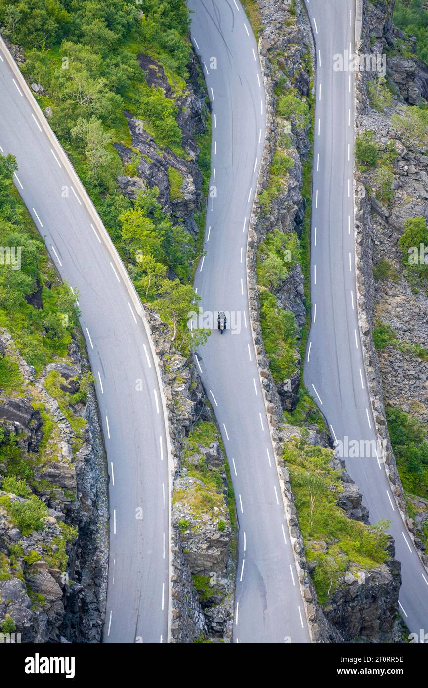 Autos auf der Bergstraße Trollstigen, bei Andalsnes, More Og Romsdal, Vestland, Norwegen Stockfoto