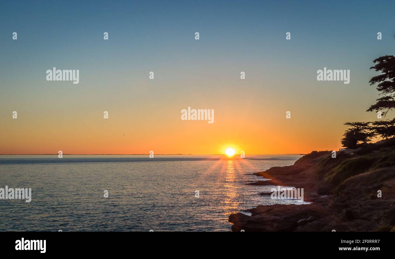Sonnenuntergang vor der Kulisse des Atlantischen Ozeans Stockfoto