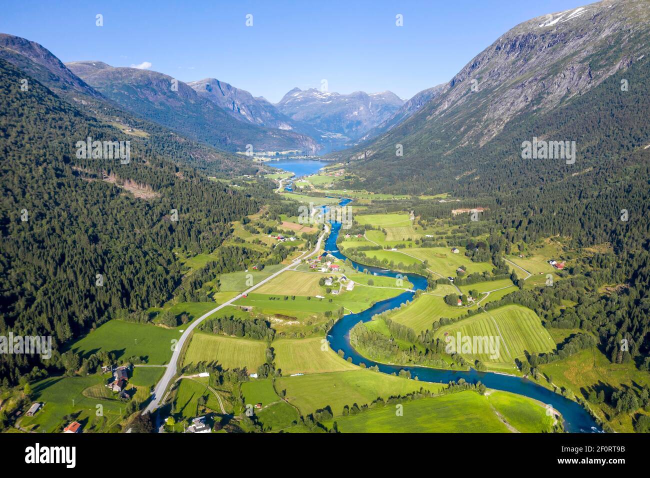 Luftaufnahme, Bergtal mit mäandernden Fluss Stryneelva, Stryn, Vestland, Norwegen Stockfoto