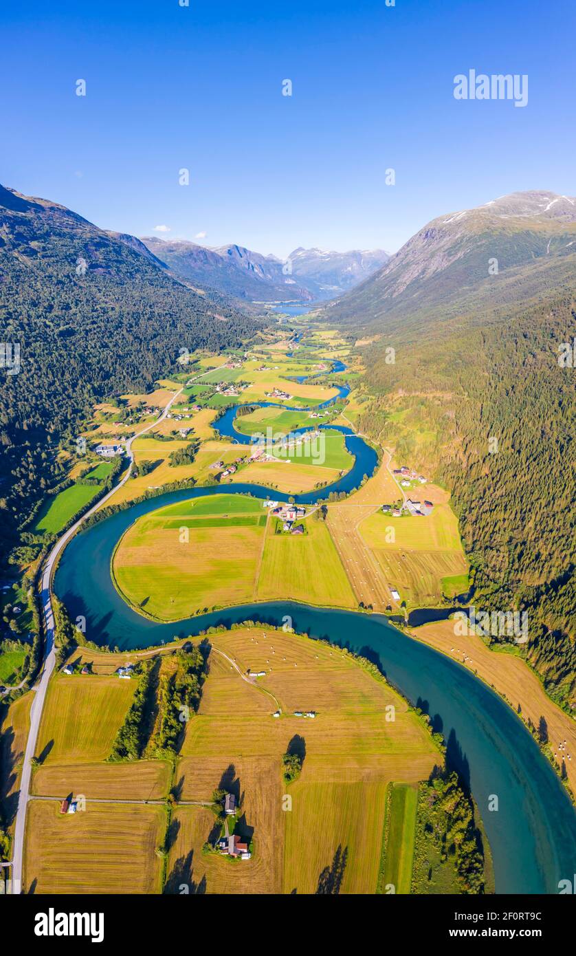 Luftaufnahme, Bergtal mit mäandernden Fluss Stryneelva, Stryn, Vestland, Norwegen Stockfoto