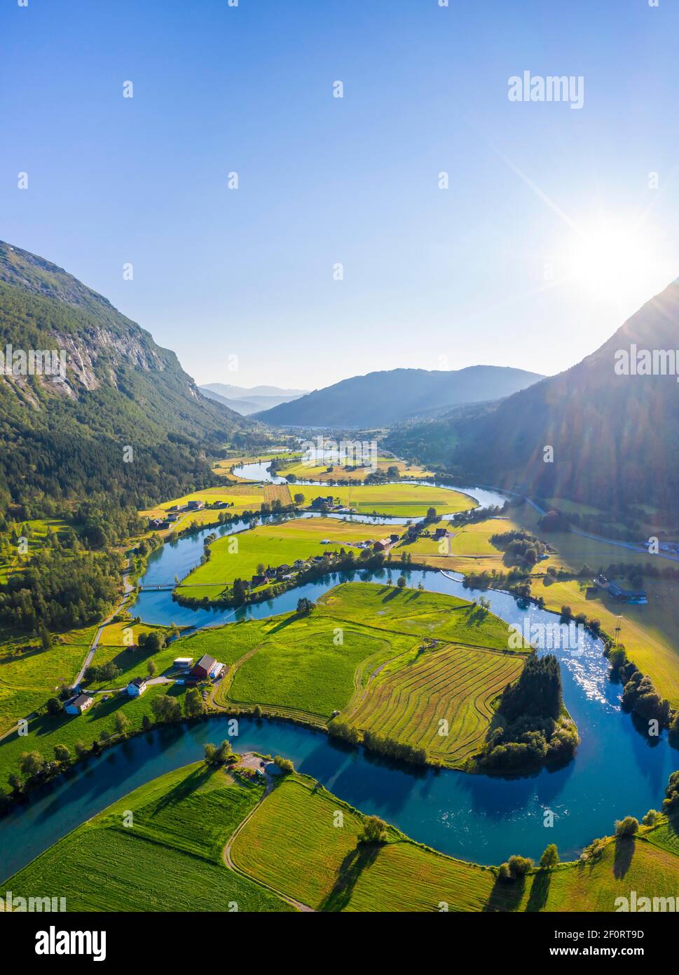 Luftaufnahme, Bergtal mit mäandernden Fluss Stryneelva, Stryn, Vestland, Norwegen Stockfoto