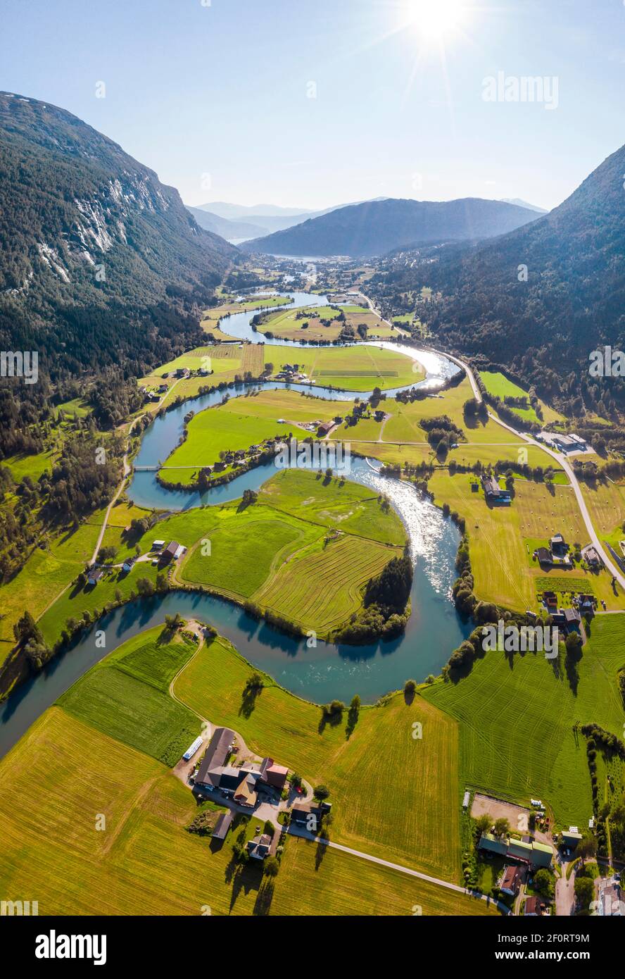 Luftaufnahme, Bergtal mit mäandernden Fluss Stryneelva, Stryn, Vestland, Norwegen Stockfoto