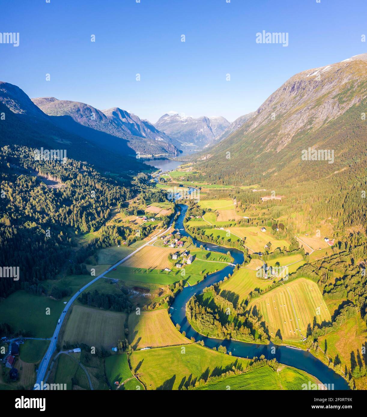 Luftaufnahme, Bergtal mit mäandernden Fluss Stryneelva, Stryn, Vestland, Norwegen Stockfoto