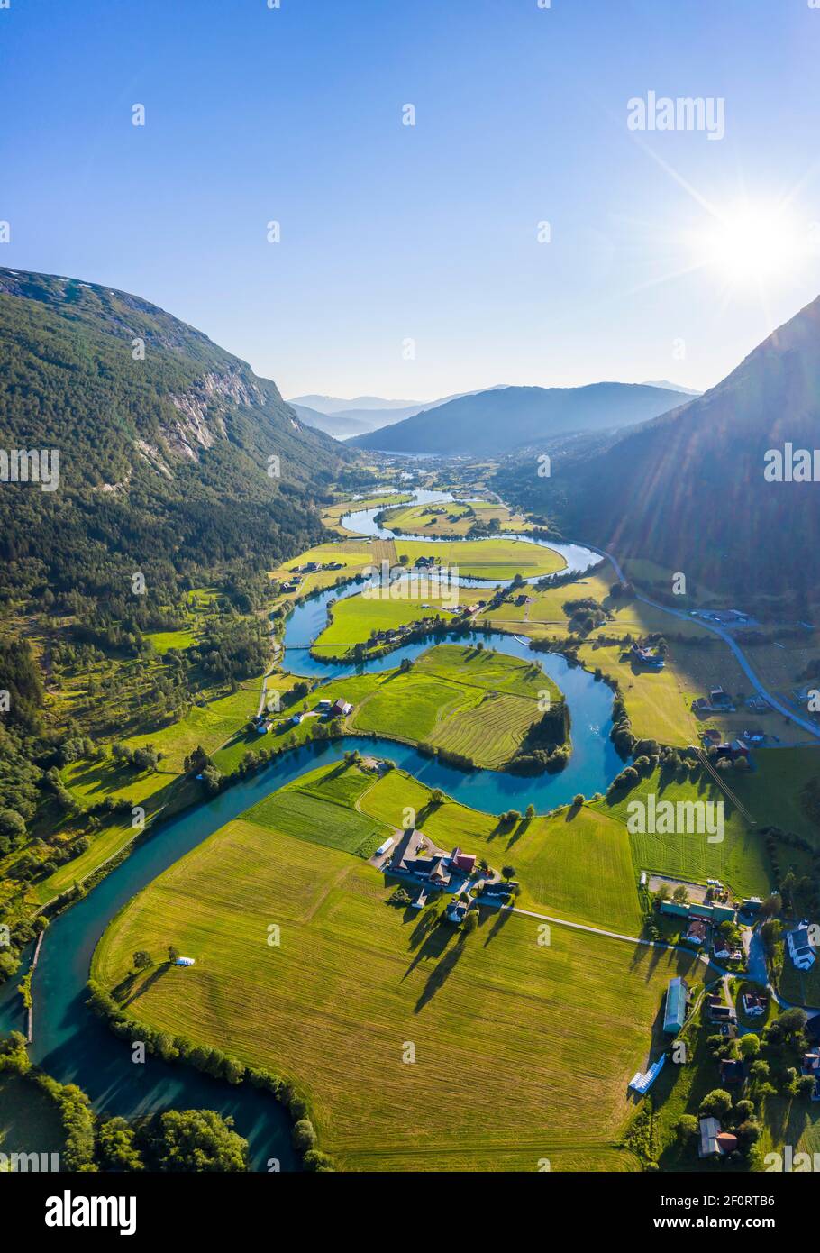 Luftaufnahme, Bergtal mit mäandernden Fluss Stryneelva, Stryn, Vestland, Norwegen Stockfoto