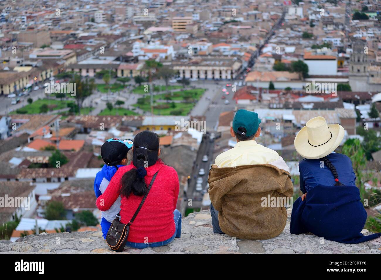 Indigene Familie am Aussichtspunkt Cerro Santa Apolonia mit Blick auf die Stadt, Cajamarca, Provinz Cajamarca, Peru Stockfoto