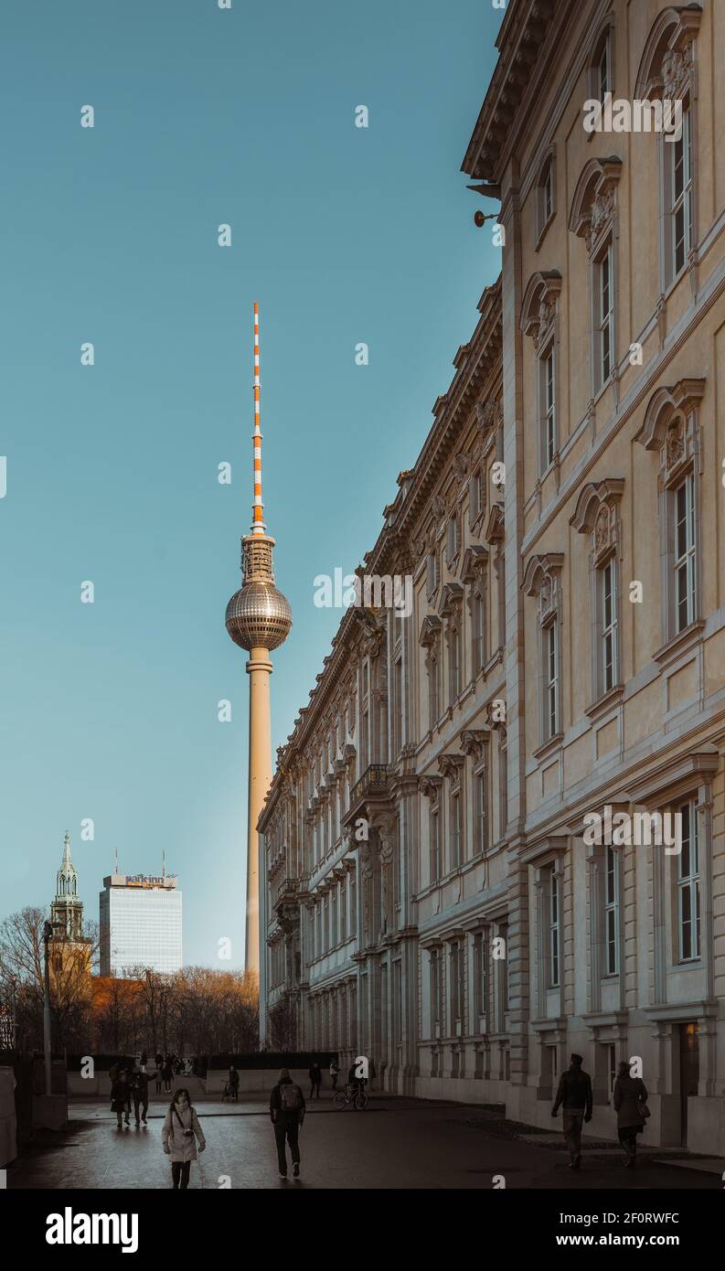 BERLIN, DEUTSCHLAND - 3. März 2020: Blick auf das Königsschloss auch bekannt als Stadtschloss und Humboldt Forum mit Berliner Fernsehturm in der Nachmittagssonne Stockfoto
