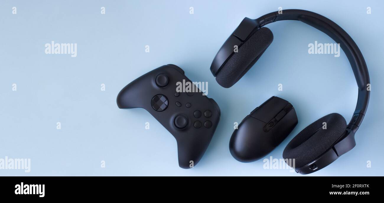 Gamer flach Lay. Gaming-Zubehör auf blauem Hintergrund mit Copy Space.Gamer Gadgets. Stockfoto