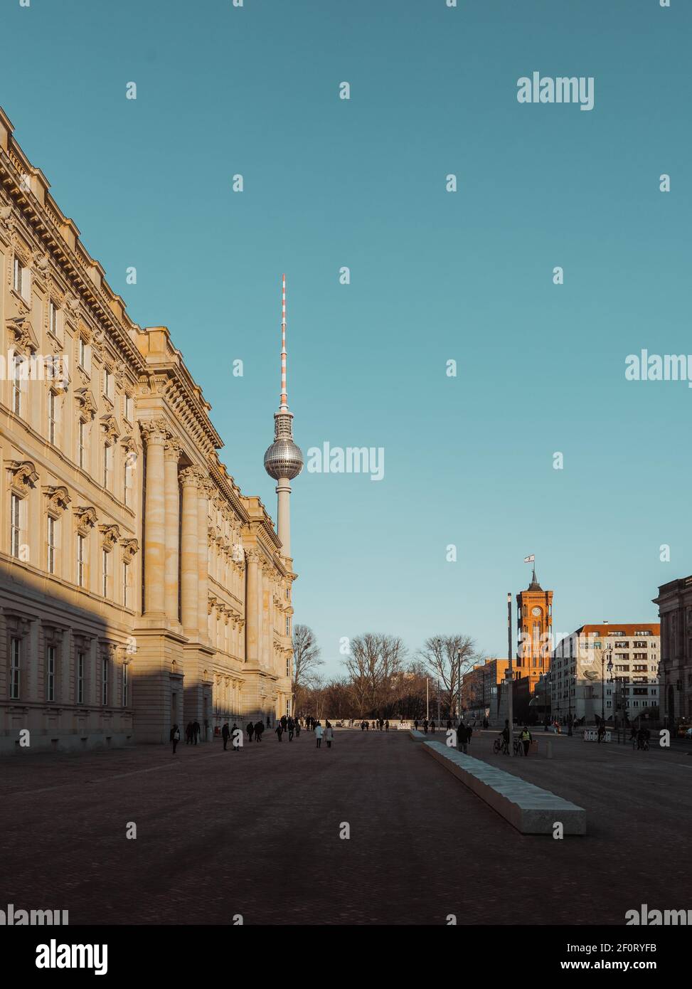 BERLIN, DEUTSCHLAND - 3. März 2020: Blick auf das Königsschloss auch bekannt als Stadtschloss und Humboldt Forum mit Berliner Fernsehturm in der Nachmittagssonne Stockfoto