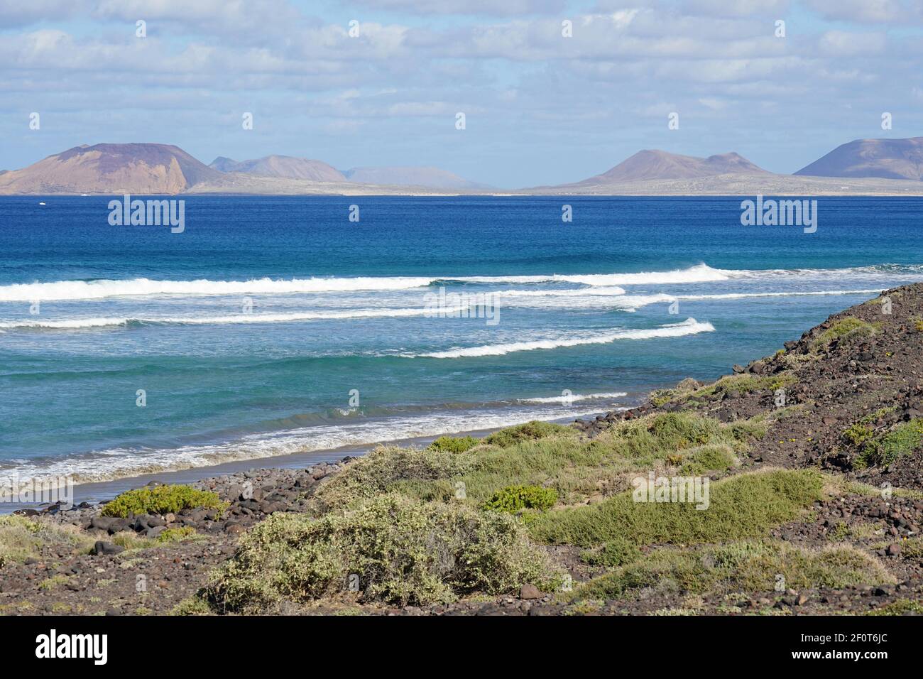 Strand an den Klippen von Famara, Riscos de Famara, Blick auf die Insel La Graciosa, Lanzarote, Kanarische Inseln, Spanien Stockfoto