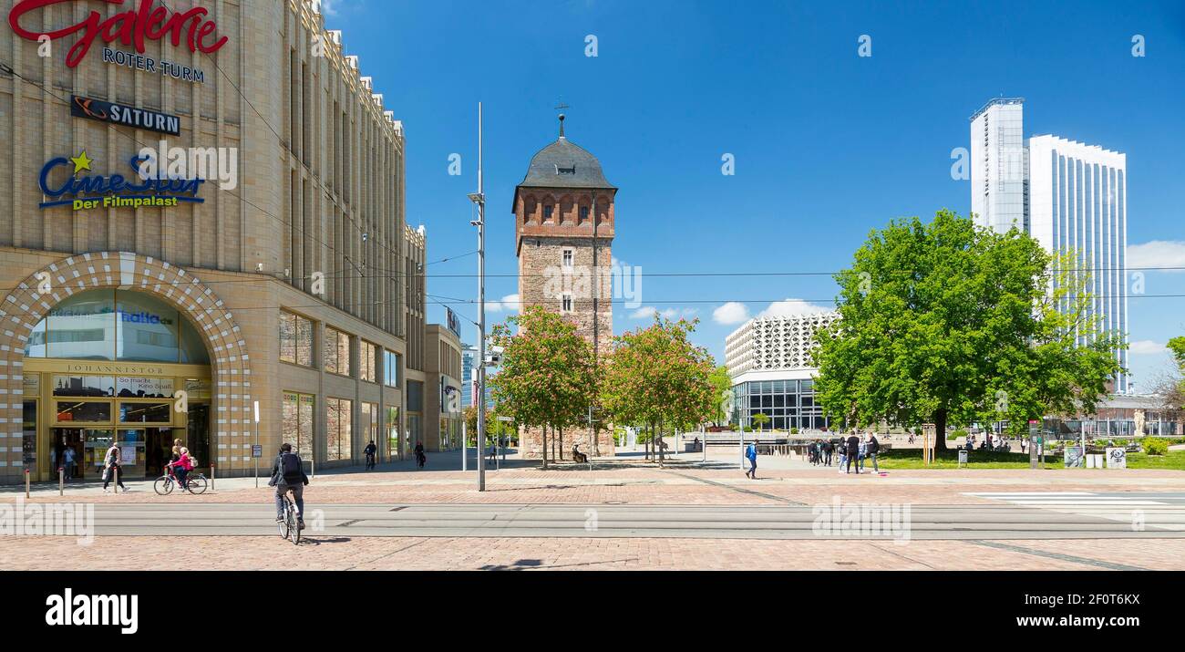 Johannisplatz mit Galerie Roter Turm und Roter Turm, im Hintergrund Rathaus und Kongresshotel, Chemnitz, Sachsen, Deutschland Stockfoto