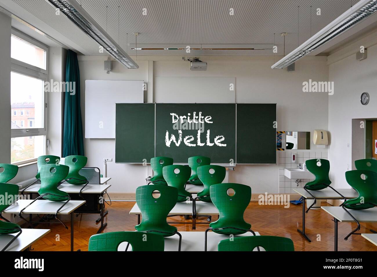 Tafel mit Aufschrift DRITTE WELLE, Klassenzimmer, Corona Krise, Deutschland Stockfoto