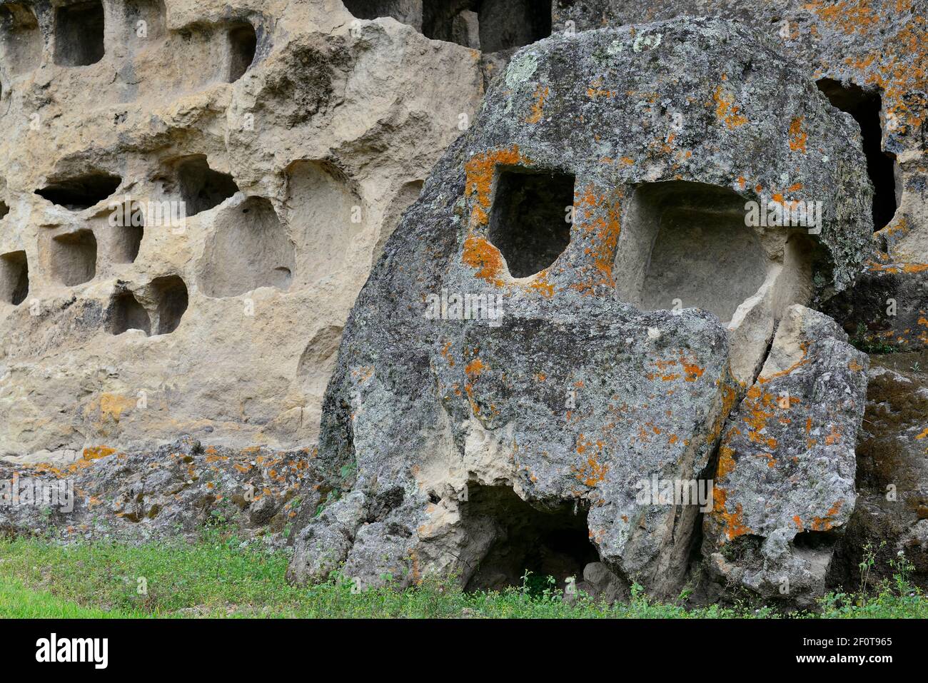 Otuzco Fenster, Ventanillas de Otuzco, Nekropole mit vorinkaischen Grabnischen, Provinz Cajamarca, Peru Stockfoto