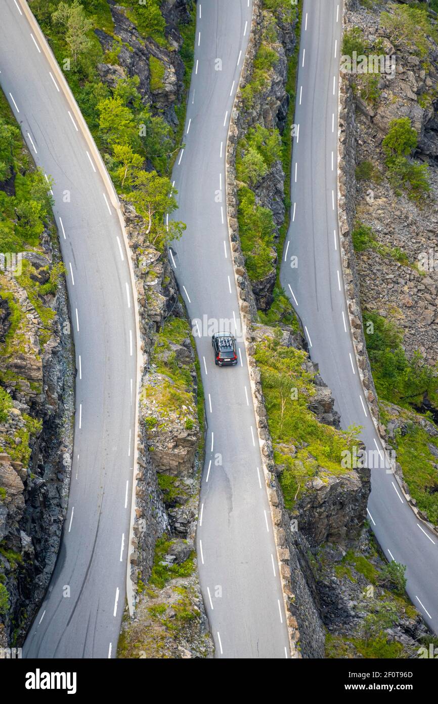 Einzelauto, Bergstraße Trollstigen, bei Andalsnes, More Og Romsdal, Vestland, Norwegen Stockfoto