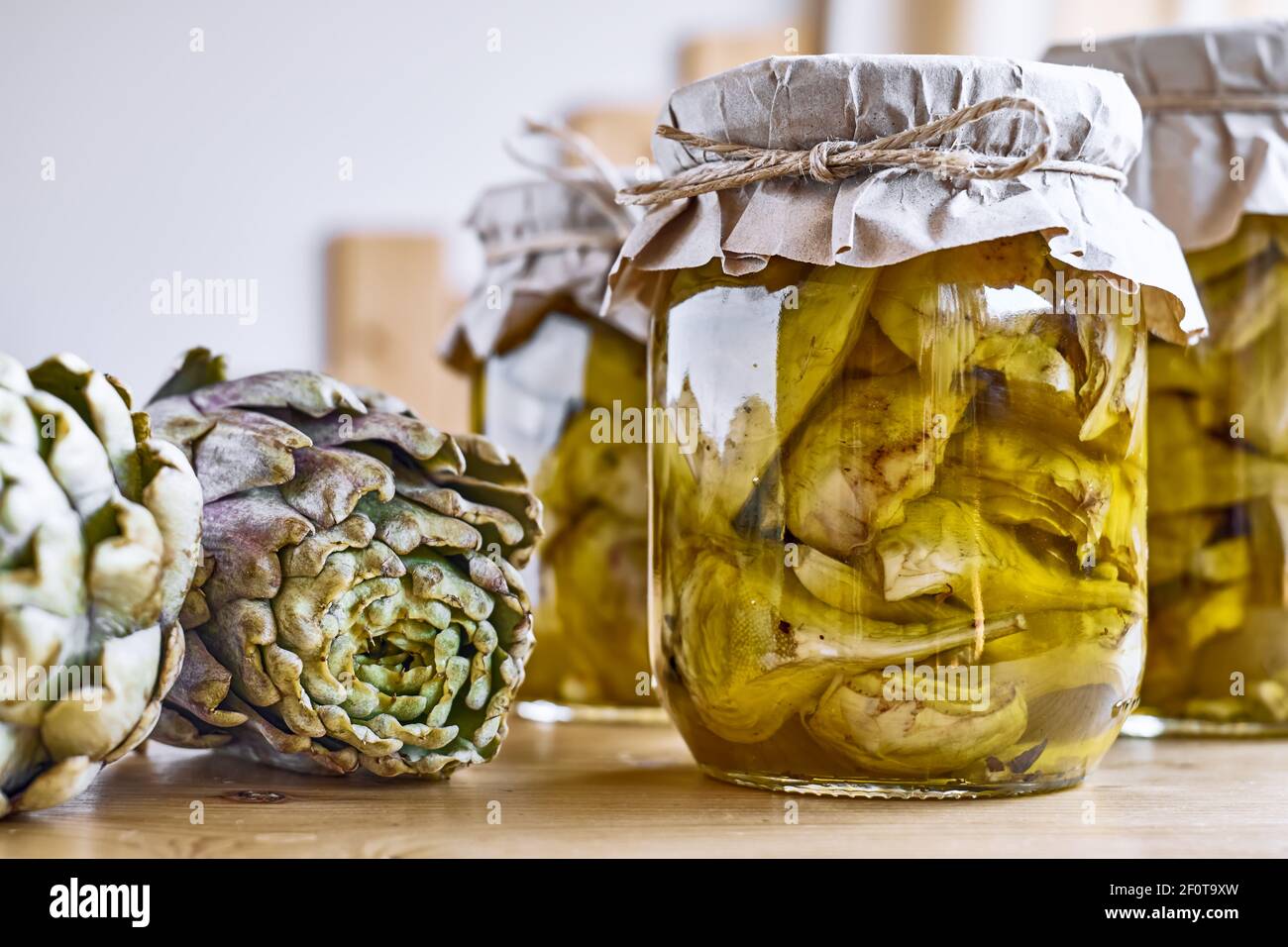 Artischocken im glas -Fotos und -Bildmaterial in hoher Auflösung – Alamy