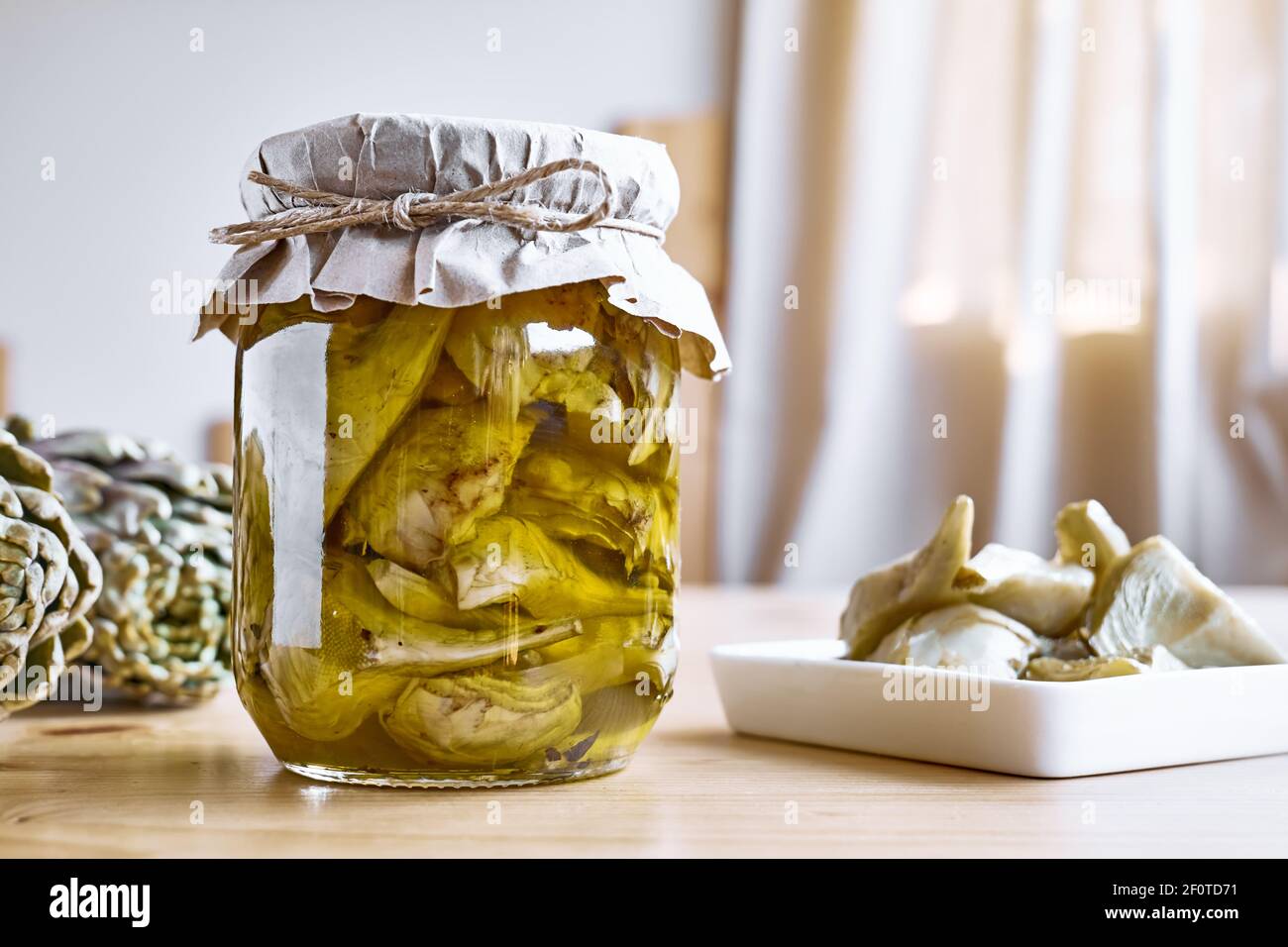 Artischocken im glas -Fotos und -Bildmaterial in hoher Auflösung – Alamy