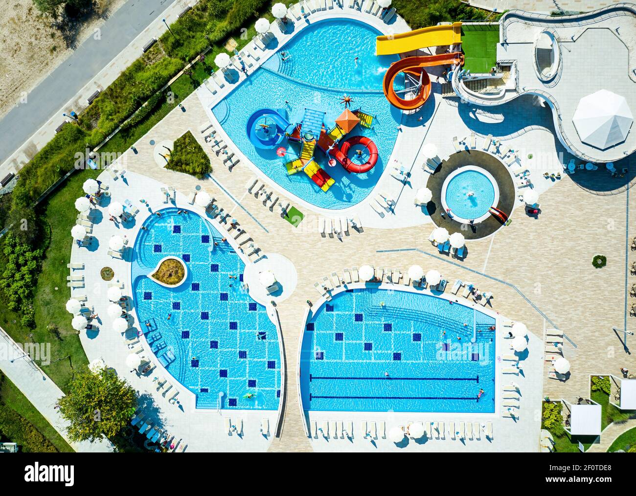 Swimmingpool des Luxushotels. Bild mit Drohne! Stockfoto