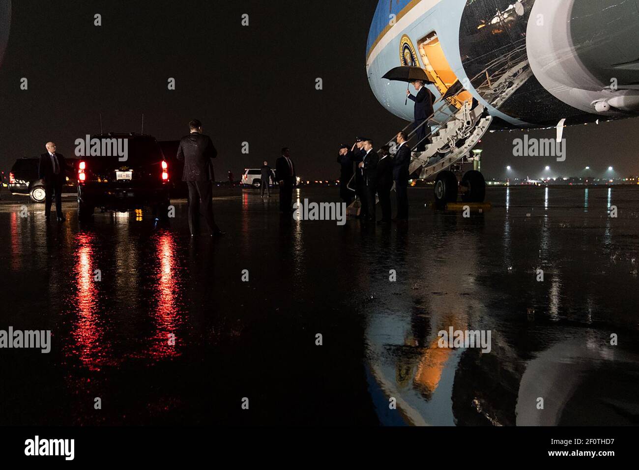 Präsident Donald Trump trägt einen Regenschirm als Ausstieg Air Force One während eines Regensturms bei seiner Ankunft am Palm Beach International Airport in West Palm Beach Fla. Freitag, 31 2020. Januar, und fährt auf dem Weg nach Mar-a-Lago. Stockfoto