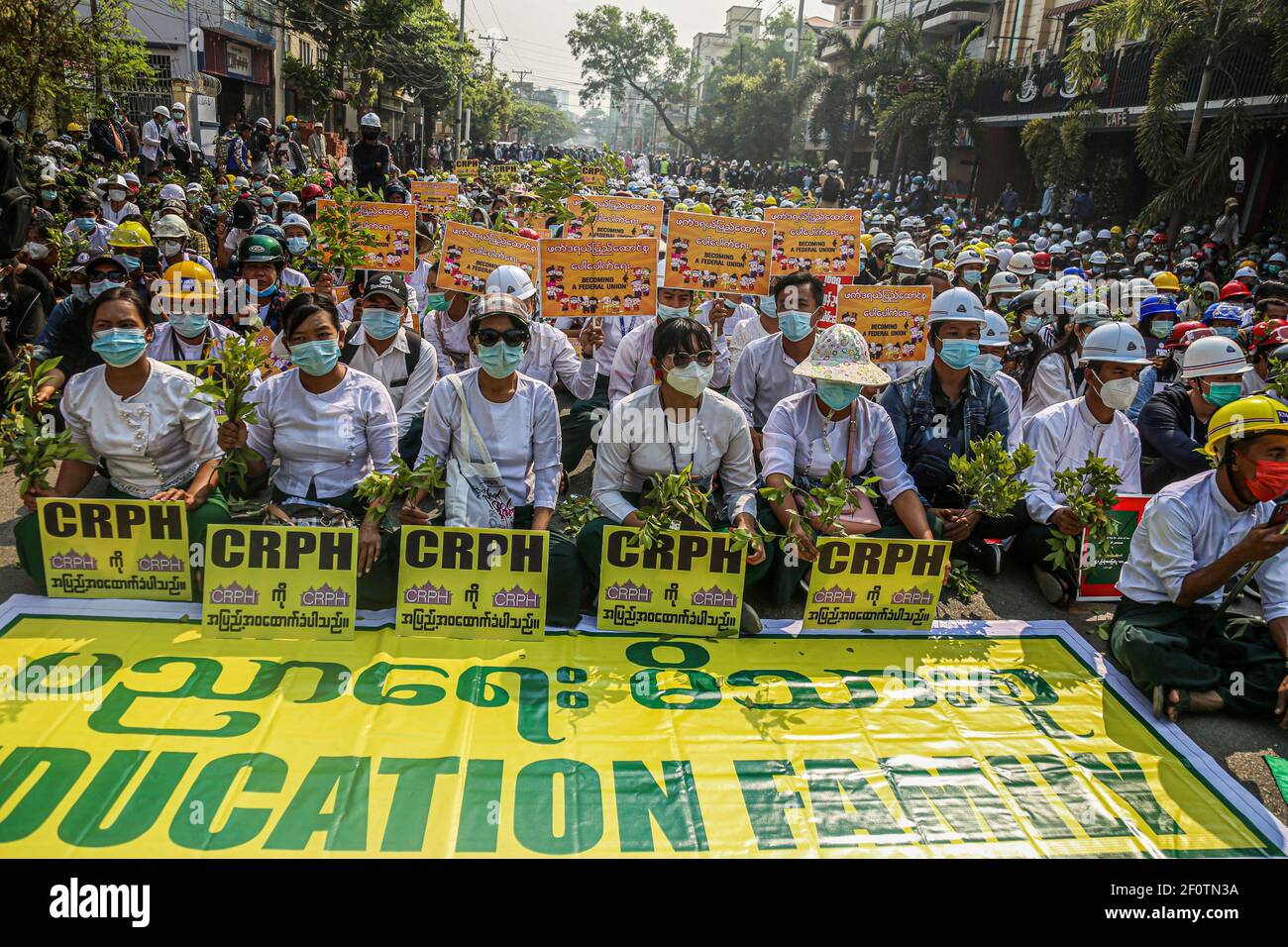 Die Protestgruppe der Erziehungsfamilie, die während einer antimilitärischen Putschdemonstration auf dem Boden sitzt und Plakate hält, die ihre Meinung zum Ausdruck bringen. Das Militär von Myanmar nahm am 01. Februar 2021 die staatliche Beraterin von Myanmar Aung San Suu Kyi fest und erklärte den Ausnahmezustand, während sie die Macht im Land für ein Jahr ergattete, nachdem sie die Wahl gegen die National League for Democracy (NLD) verloren hatte. Stockfoto