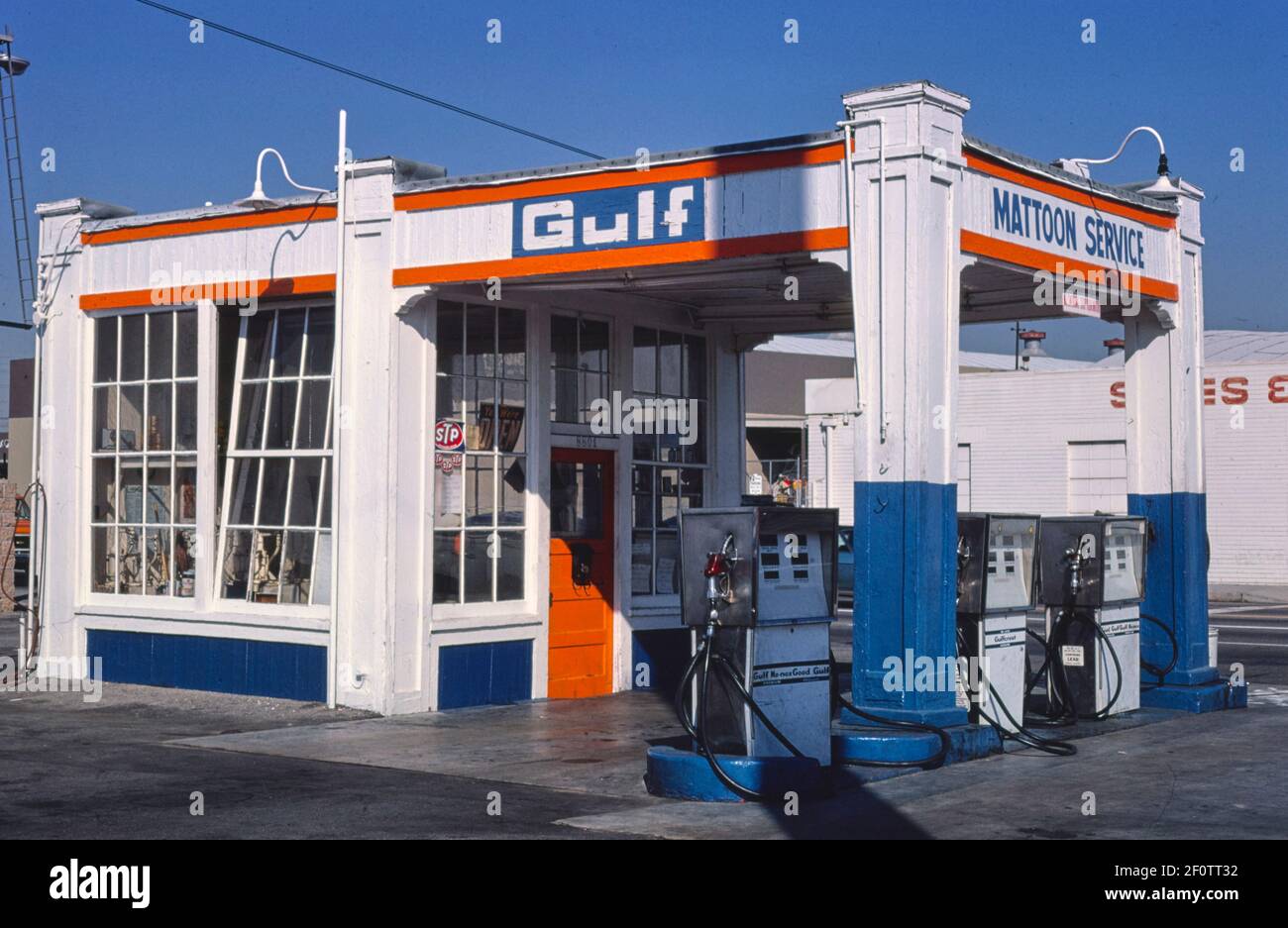 Mattoon Service Station (vorgefertigt) Winkelansicht National & Washington Boulevards Culver City Kalifornien Ca. 1977 Stockfoto