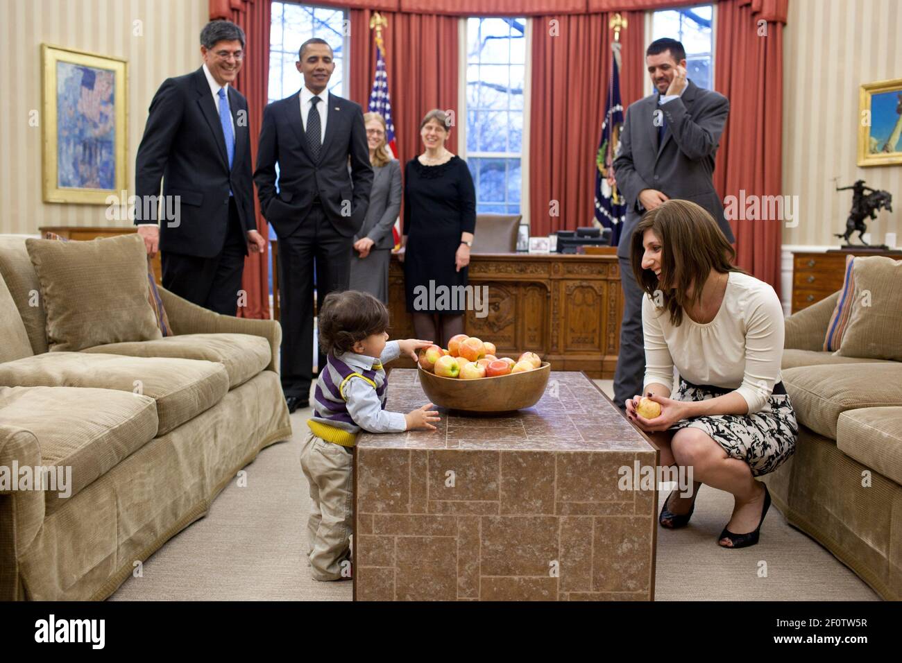 Präsident Barack Obama trifft sich mit Jack Lew, dem Direktor des Verwaltungsbüros und des Haushalts, und seiner Familie im Oval Office, 9. Januar 2012. Stockfoto