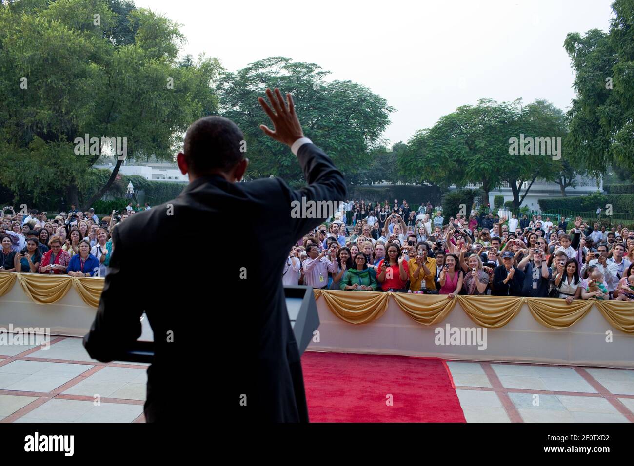 Präsident Barack Obama winkt, nachdem er am 7 2010. November im Hof des US-Botschafters in Neu-Delhi Indien eine Rede gehalten hat. Stockfoto