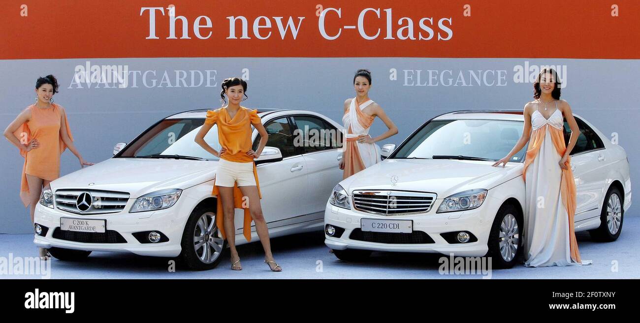 22. November 2007- Seoul, Südkorea - südkoreanische Modelle posiert mit  Mercedes-Benz das neue Modell der Klasse 'Avantgarde C 220 K, C 220 CDI, Elegance  C 200 K, C 220 CDI' bei einer