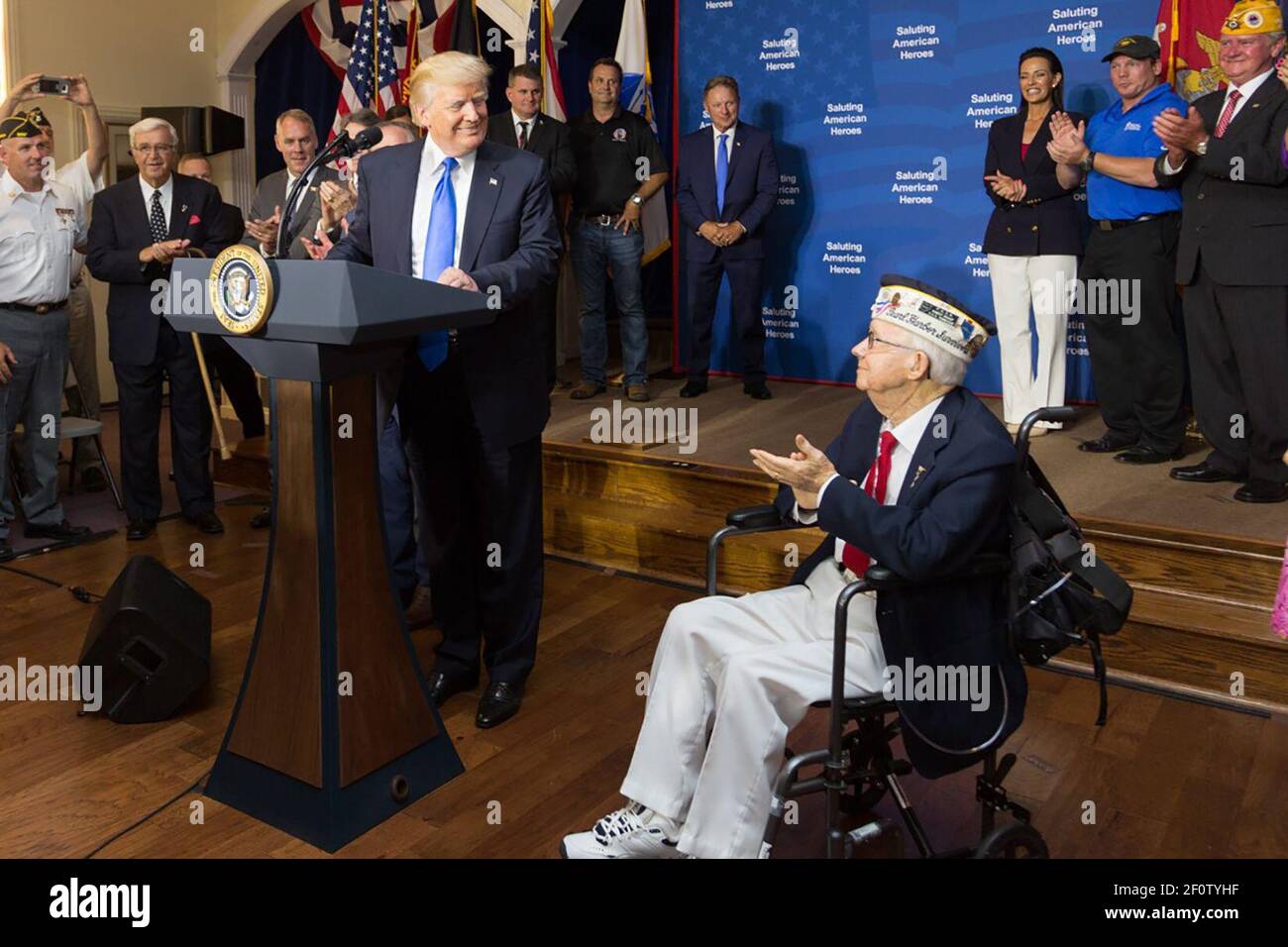 Präsident Donald Trump ehrt Veteran Bob Bishop beim AMVETS Post 44 Salute to American Heroes Juli 25 2017 Stockfoto