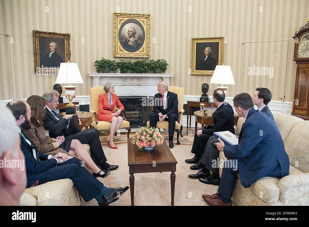 Präsident Donald Trump spricht mit der britischen Premierministerin Theresa May während eines bilateralen Treffens im Oval Office am Freitag, den 27 2017. Januar. Premierminister May war der erste Staatschef, der offiziell das Weiße Haus besuchte. Stockfoto