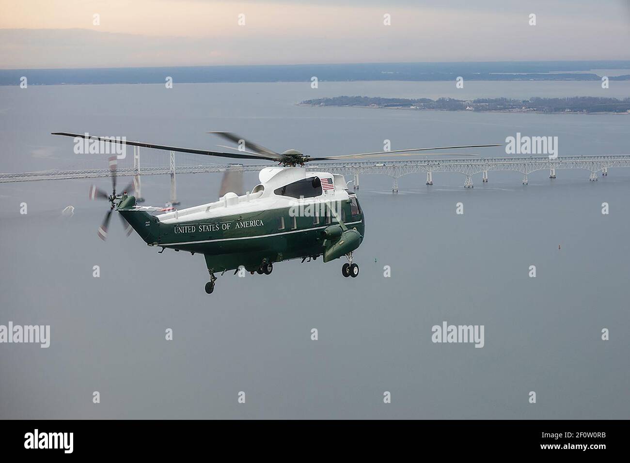 Präsident Donald Trump reist an Bord von Marine One auf dem Weg zur Dover Air Force Base. Präsident Trump machte am Mittwoch, den 1 2017. Februar, eine unangekündigte Reise, um die zurückkehrenden Überreste eines US Navy SEAL Chief Special Warfare Operator William 'Ryan' Owens zu ehren, der während eines Überfalls im Jemen am 29 2017. Januar getötet wurde. Stockfoto