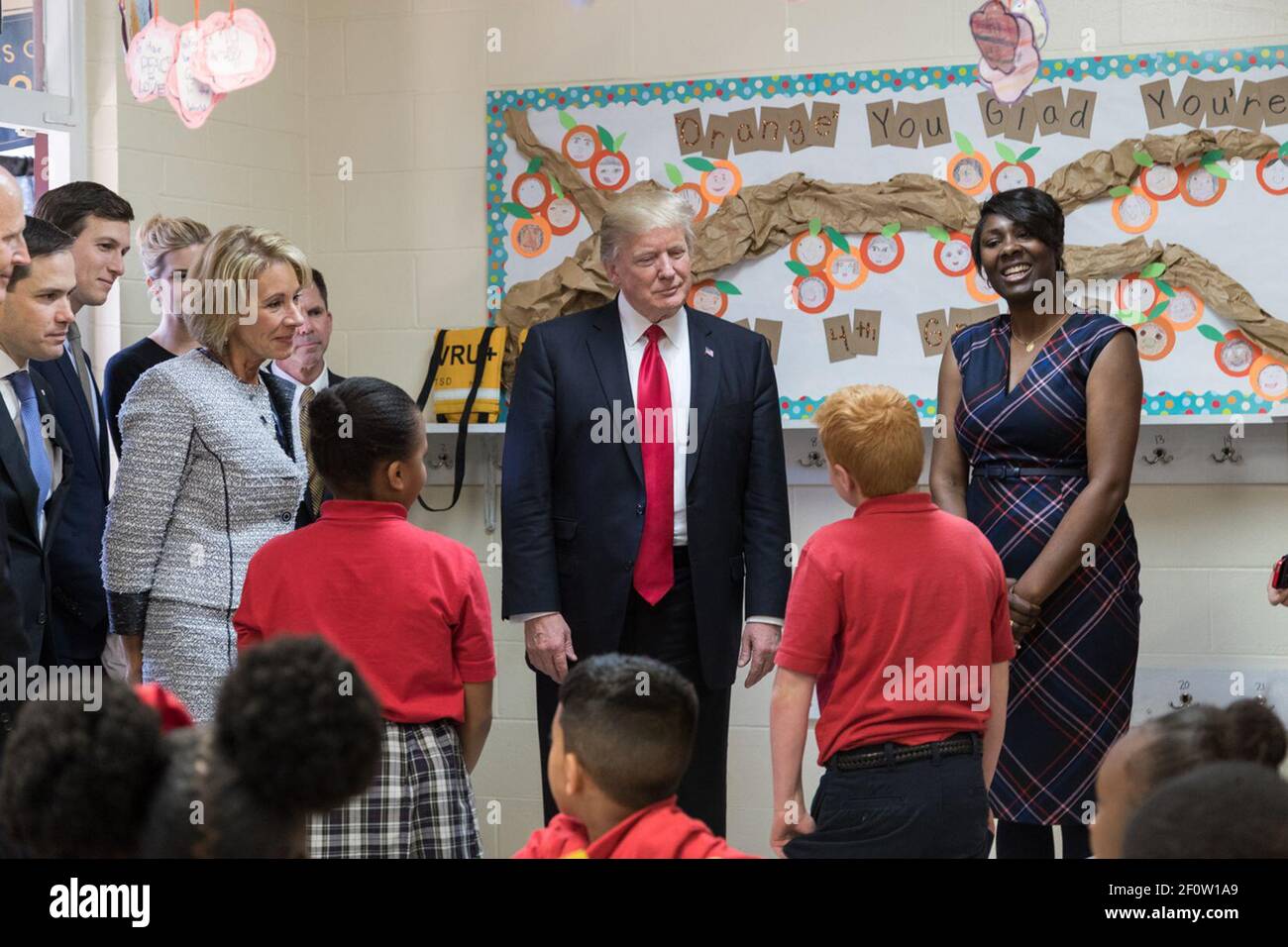 Präsident Donald Trump und US-Bildungsministerin Betsy DeVos nehmen an einer Tour durch die katholische Schule von Saint Andrew am Freitag, den 3 2017. März, Orlando Florida Teil. Stockfoto