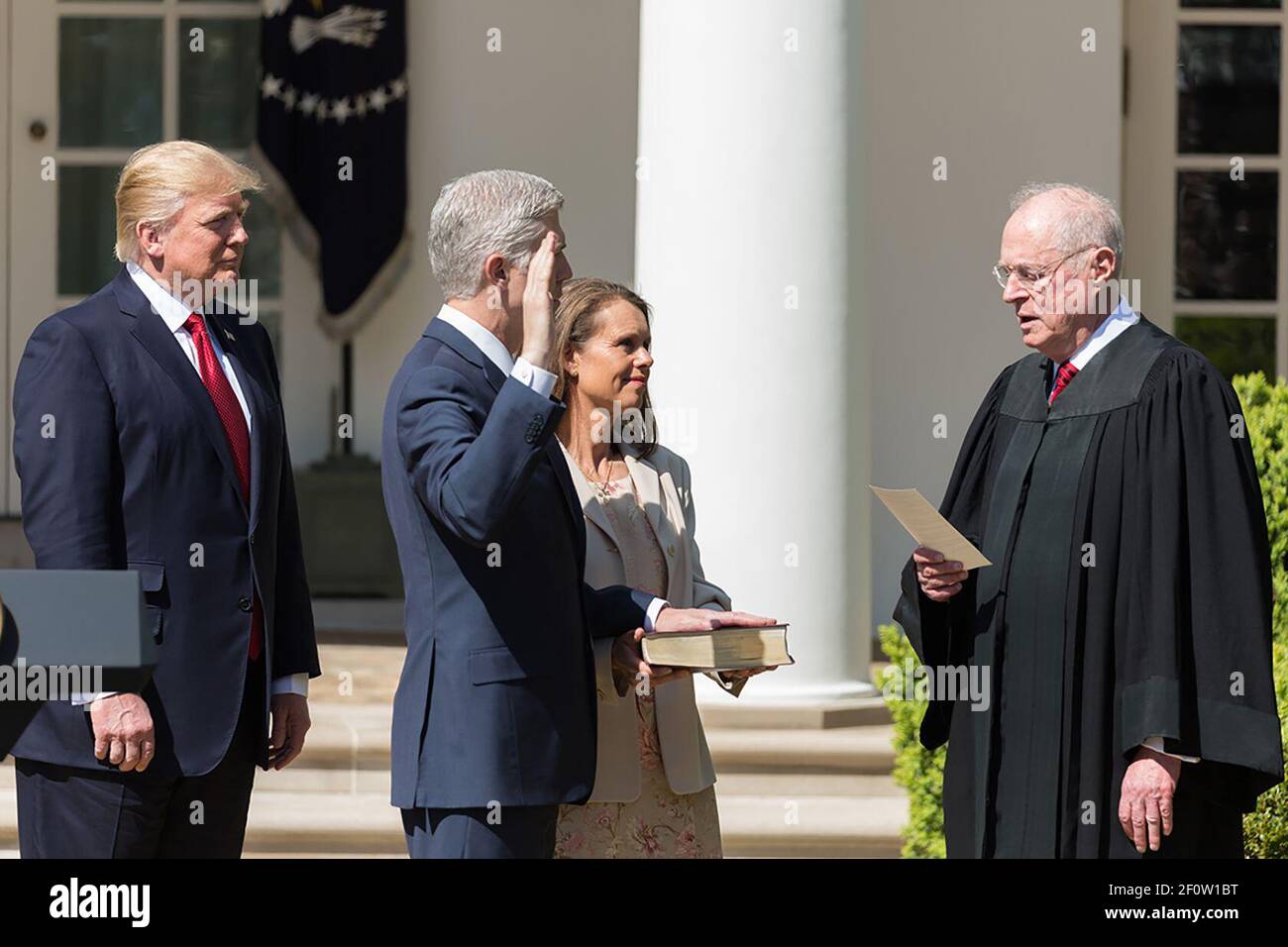 Mit Präsident Donald Trump Blick auf Anthony M. Kennedy Associate Justice des Supreme Court der Vereinigten Staaten schwört-in Richter Neil M. Gorsome zu sein, der Supreme Court 113th Justice Montag, den 10 2017. April in der Rose Garden des Weißen Hauses in Washington D.C. Justice Gorsuchâ €™s Frau Louise Hielt eine Familie Bibel. Stockfoto