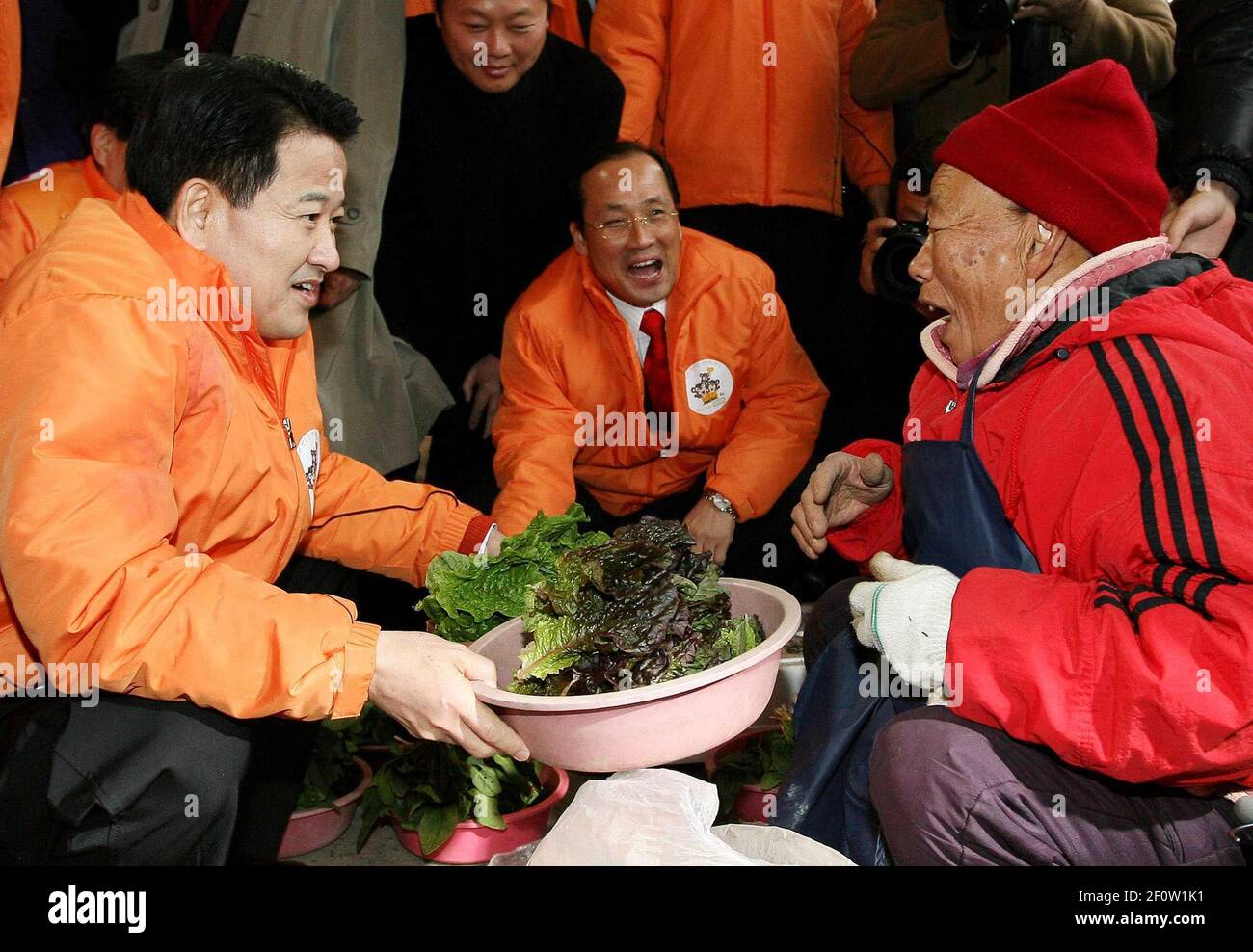7. Dezember 2007 - Cheonju, Südkorea - der südkoreanische Präsidentschaftskandidat Chung Dong-Young aus der liberalen Vereinigten Neuen Demokratischen Partei kommt in seiner Heimatstadt an und begrüßt während seines Präsidentschaftswahlkampfs seine Anhänger. Foto: Youngho Lee/Sipa Press/0807291514 Stockfoto