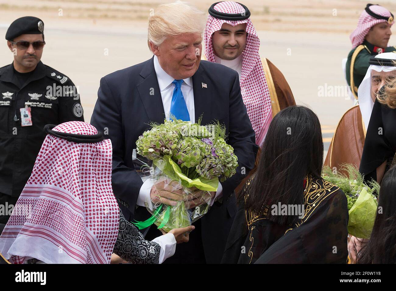 Präsident Donald Trump und First Lady Melania Trump werden am Samstag, den 20 2017. Mai bei ihrer Ankunft am King Khalid International Airport in Riad, Saudi-Arabien, mit Blumensträußen begrüßt. (Offizielles Foto des Weißen Hauses von Andrea Hanks) Stockfoto