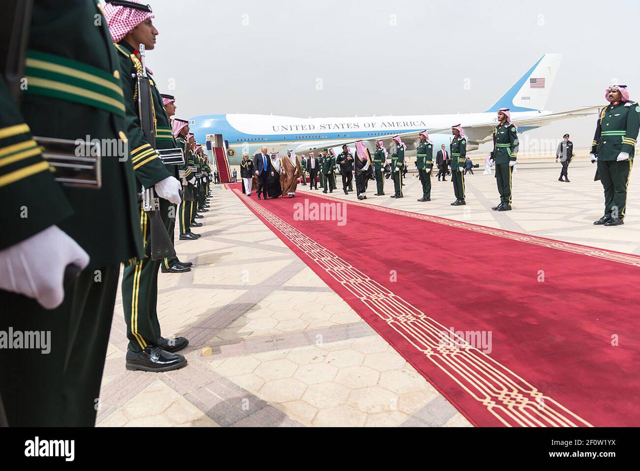 Präsident Donald Trump und First Lady Melania Trump werden am Samstag, den 20 2017. Mai, von König Salman bin Abdulaziz Al Saud und seiner offiziellen Delegation auf dem King Khalid International Airport in Riad, Saudi-Arabien, begrüßt. Stockfoto