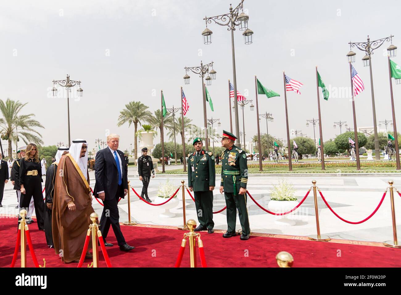 Präsident Donald Trump wird von König Salman bin Abdulaziz Al Saud von Saudi-Arabien während der Ankunftszeremonien am Samstag, dem 20 2017. Mai im Königlichen Hofpalast in Riad, Saudi-Arabien, begleitet. Stockfoto