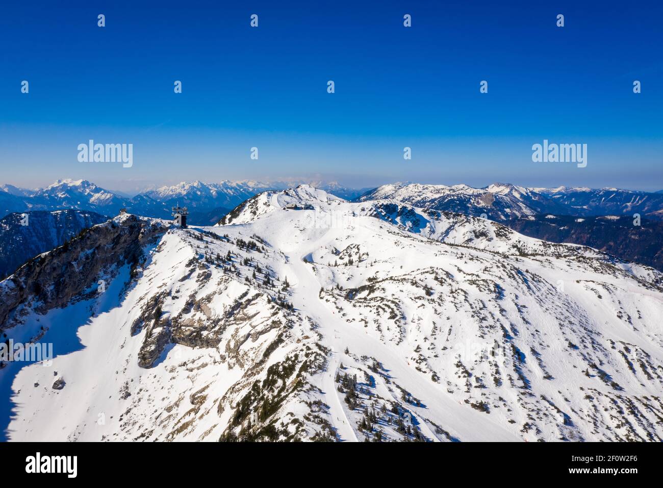 Hochkar Skigebiet in Niederösterreich im Winter. Luftaufnahme zu den Bergen bei Göstling. Stockfoto