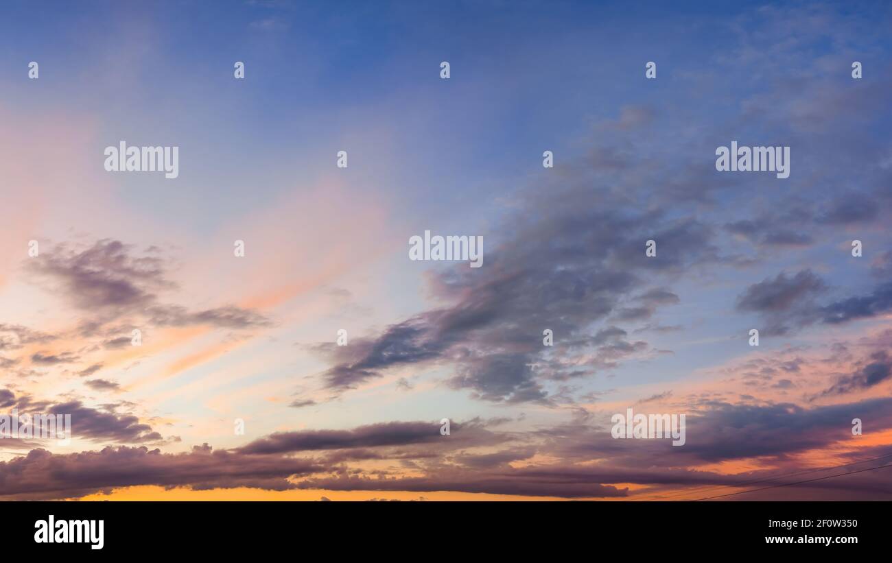 Natürlicher Hintergrund: Dramatischer Himmel bei Sonnenuntergang Stockfoto