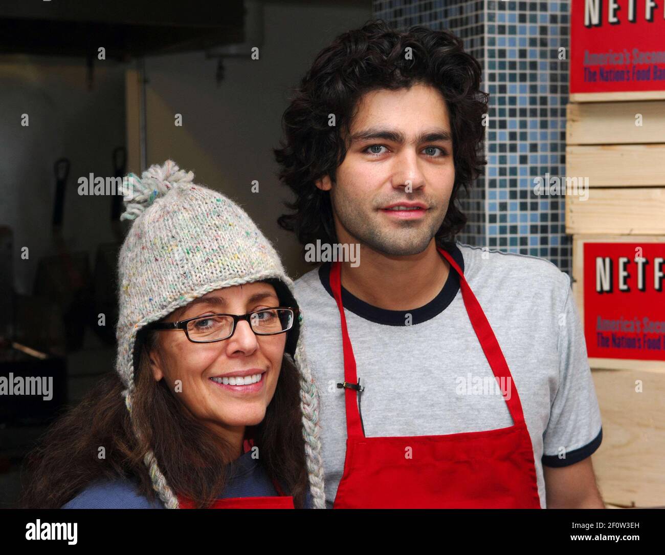 14. Dezember 2007 - New York , NY - Adrian Grenier und seine Mutter Karesse helfen New Yorkern in Not in Neighbours Together Soup Kitchen in Brooklyn, ein warmes Mittagessen zu servieren. Foto: Brian Zak/Sipa Press /adrian_bz,001/0712142053 Stockfoto