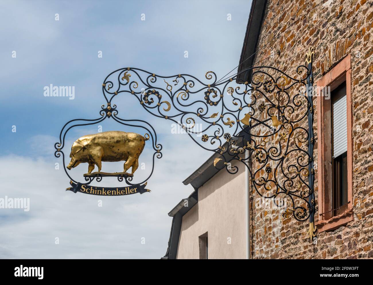 Schild am Schinkenkeller Restaurant in Senheim, Gemeinde Cochem, Moseltal, Rheinland-Pfalz, Deutschland Stockfoto