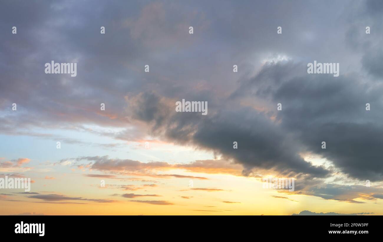 Natürlicher Hintergrund: Dramatischer stürmischer Himmel bei Sonnenuntergang Stockfoto