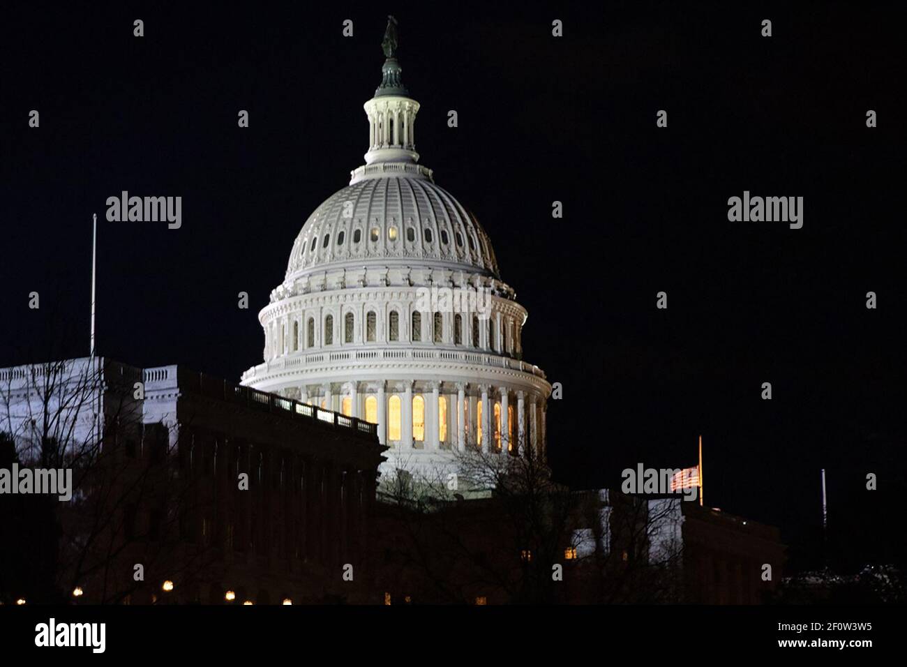 Die US-Flagge fliegt auf Half-Staff außerhalb des US-Kapitols Montag Abend 3 2018. Dezember als ehemaliger Präsident George H. W. Bush liegt im Zustand in der Rotunde des US-Kapitols in Washington D.C. Stockfoto