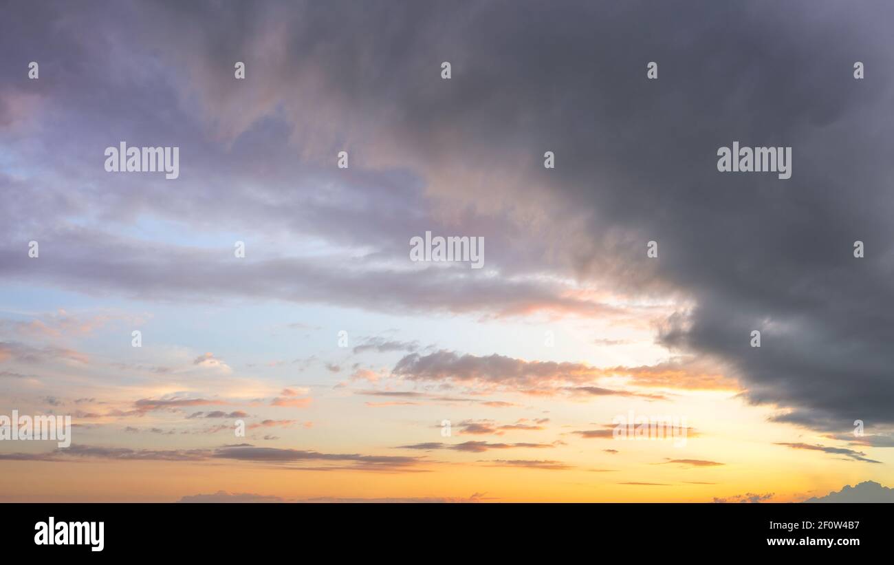 Natürlicher Hintergrund: Dramatischer stürmischer Himmel bei Sonnenuntergang Stockfoto