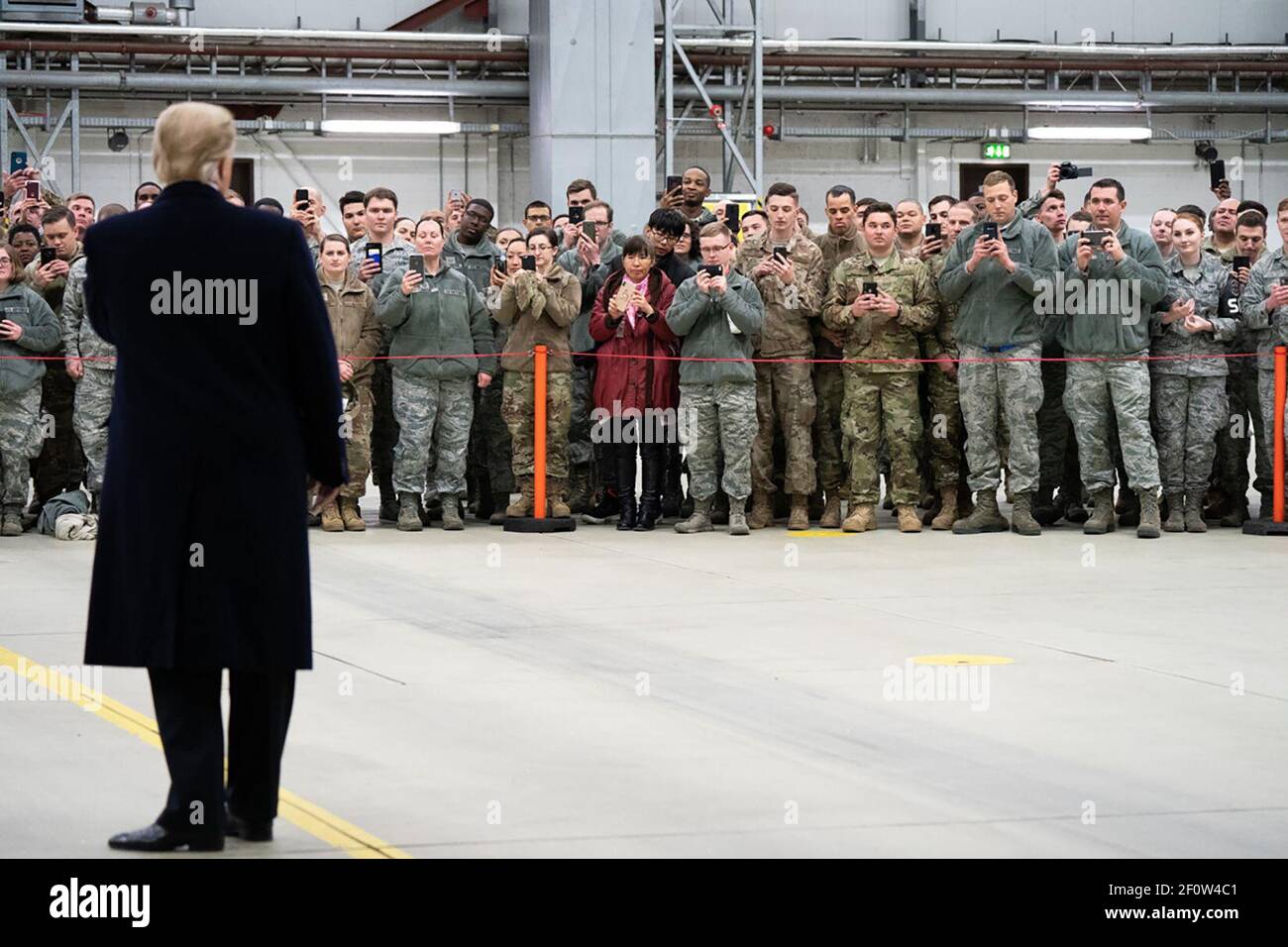Präsident Donald Trump wendet sich bei einem Zwischenstopp auf der Ramstein Air Force Base in Deutschland am Mittwochabend, dem 26 2018. Dezember, an Militärpersonal, nachdem er die US-Truppen auf der Al-Asad Airbase im Irak unangekündigt besucht hatte. Stockfoto