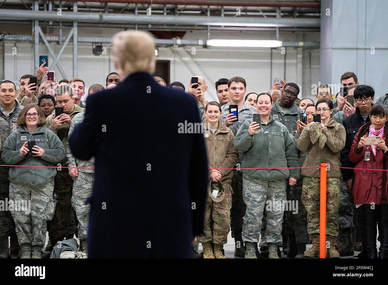 Präsident Donald Trump wendet sich bei einem Zwischenstopp auf der Ramstein Air Force Base in Deutschland am Mittwochabend, dem 26 2018. Dezember, an Militärpersonal, nachdem er die US-Truppen auf der Al-Asad Airbase im Irak unangekündigt besucht hatte. Stockfoto