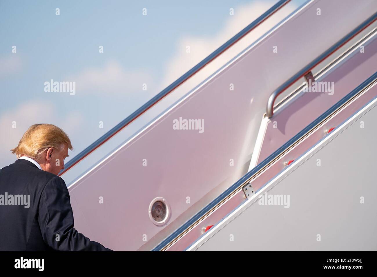 Präsident Donald Trump tritt an einem Donnerstag, den 16 2019. Mai, an Bord der Air Force an, winkt dem Personal der Air Force auf der Fluglinie der Joint Base Andrews MD. Zu, als Präsident Trump zu seiner Reise nach New York aufbricht. Stockfoto