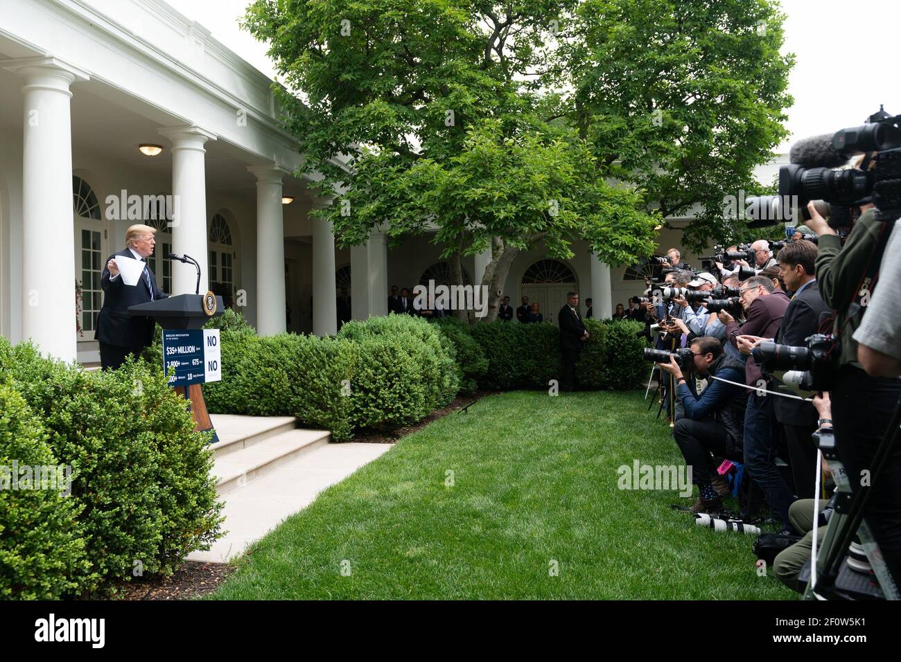 Präsident Donald Trump spricht im Rosengarten nach seinem Treffen mit den Demokraten im Kongress am Mittwoch, den 22 2019. Mai, im Kabinettsaal des Weißen Hauses an. Präsident Trump wandte sich an Reporter als Reaktion auf Kommentare, die die Sprecherin des Repräsentantenhauses, Nancy Pelosi, zu Beginn des Tages gemacht hatte. Stockfoto
