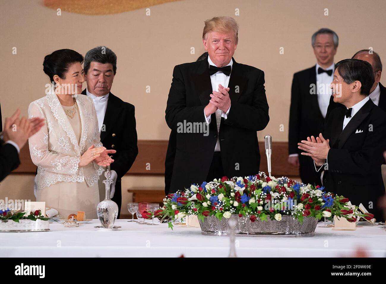 Präsident Donald Trump wird von Kaiser Naruhito von Japan applaudiert, nachdem er seine Bemerkungen während des Staatsbanketts am Montag, den 27 2019. Mai im Kaiserpalast in Tokio vorgebracht hat. Stockfoto