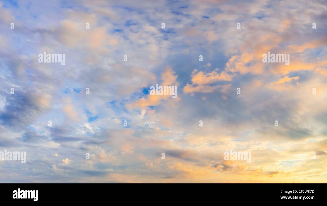 Natürlicher Hintergrund: Dramatischer Himmel bei Sonnenuntergang Stockfoto