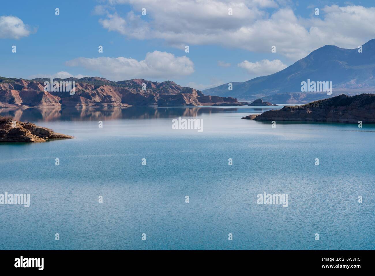 Negratin Stausee vom Damm aus gesehen. Stockfoto