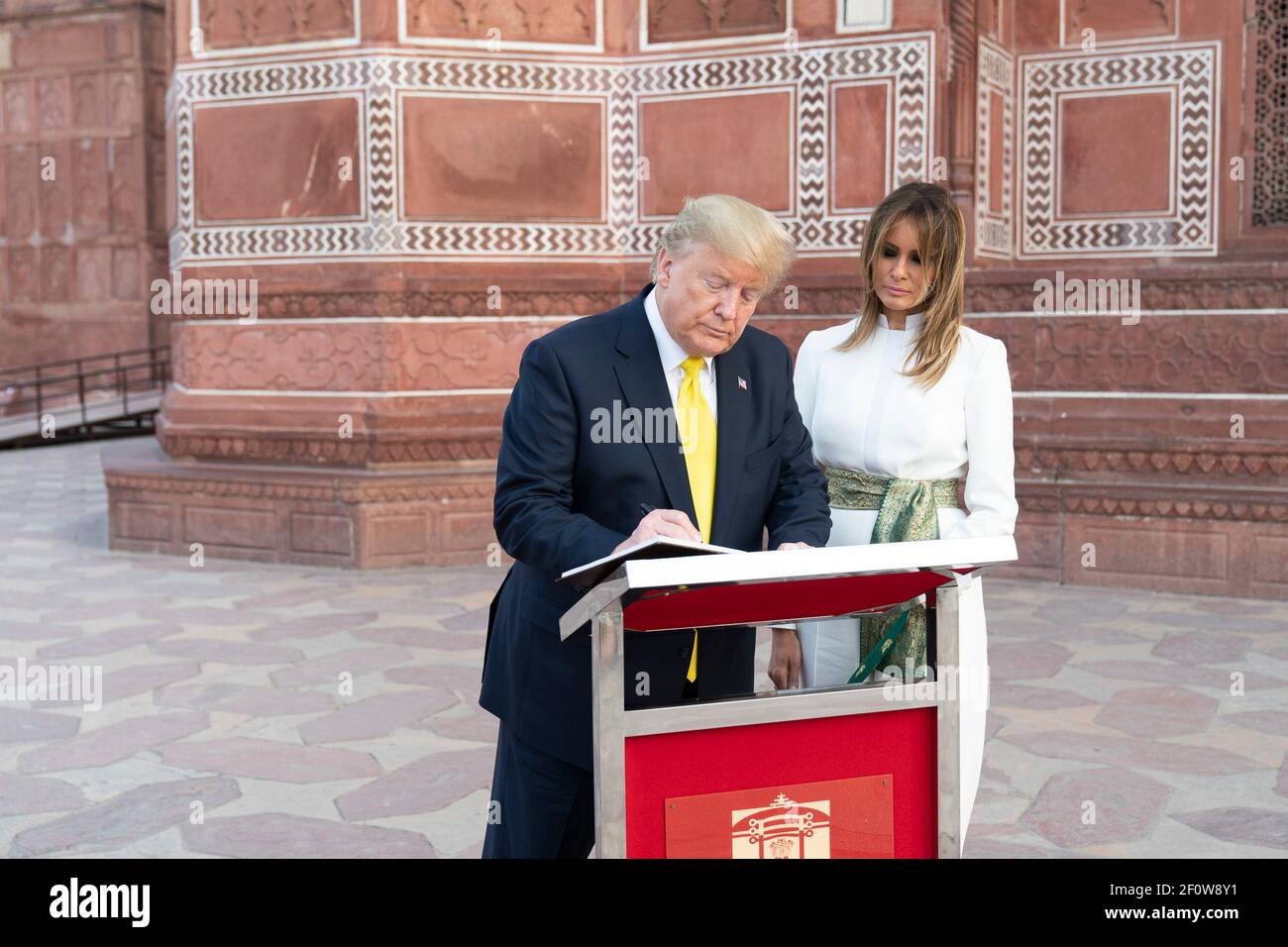 Präsident Donald Trump und First Lady Melania Trump unterzeichnen das Gästebuch im Taj Mahal Montag, 24 2020. Februar in Agra Indien. Stockfoto
